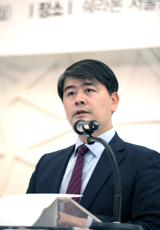 산업통상자원부는 18일 서초구 팔래스호텔에서 '제4차 에너지기술개발계획'과 '에너지 기술개발 로드맵'에 대한 공청회를 열고 '16대 에너지 중점기술 연구개발(R&D) 전략'을 공개했다. 이날 주영준 산업부 에너지자원실장이 인사말을 하고 있다. <산업통상자원부 제공>